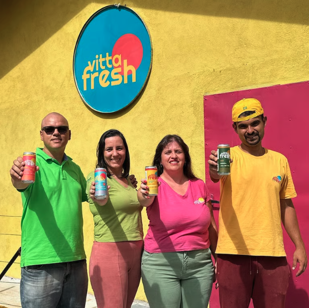 Fundadores da Vitta Fresh em frente à fábrica